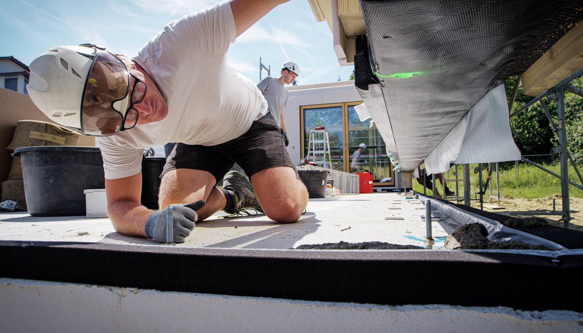 Arbeiter beim Einsetzen eines Holzbauelements mit dem Hilti HCW Holzverbinder