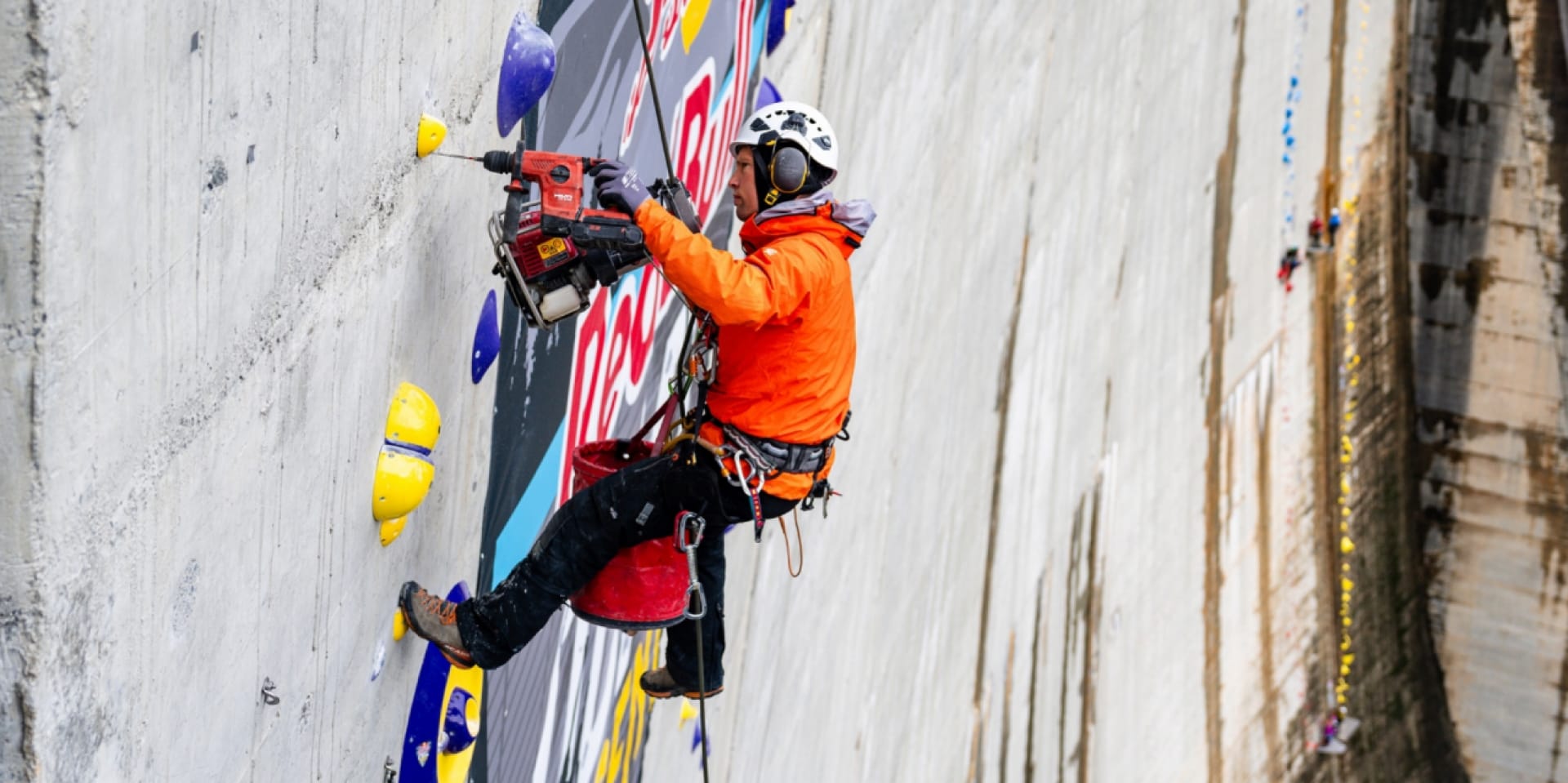 Bild der Routensetzung für den Red Bull Dual Ascent 2024 am Verzasca-Damm, Schweiz, unter Verwendung der Anker Hilti TE 60-22, SIW 4 AT-22 und HST-4.