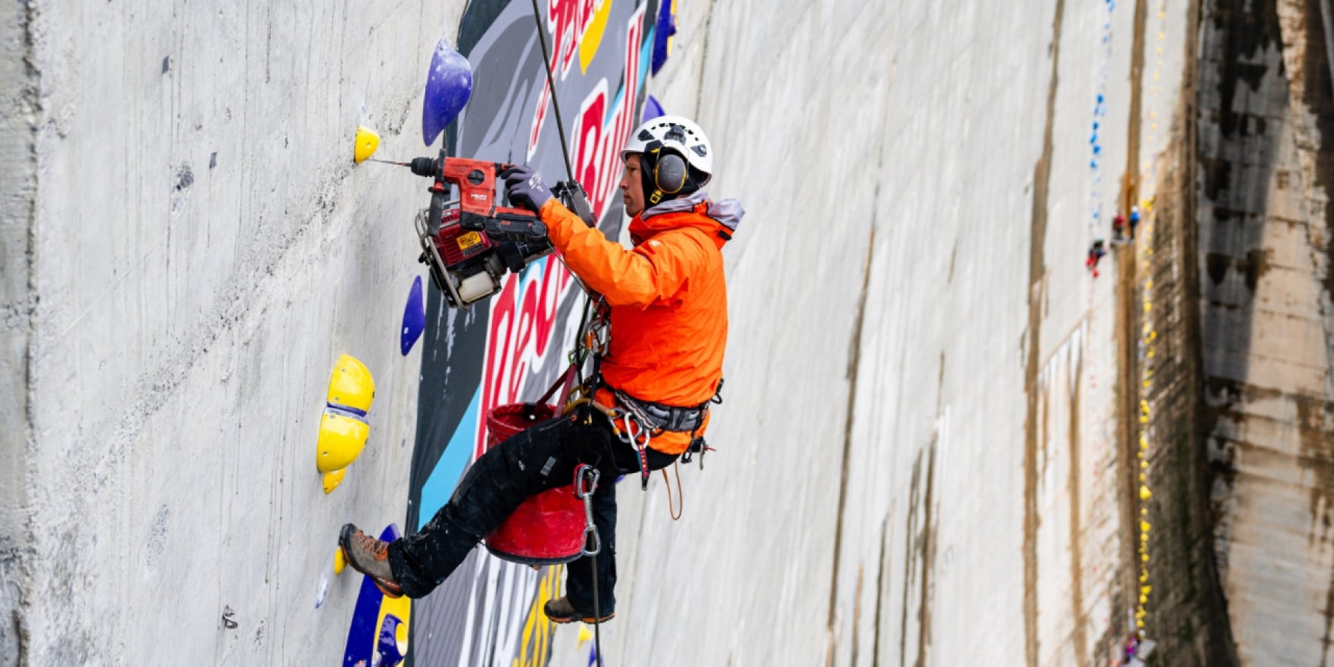 Bild der Routensetzung für den Red Bull Dual Ascent 2024 am Verzasca-Damm, Schweiz, unter Verwendung der Anker Hilti TE 60-22, SIW 4 AT-22 und HST-4.