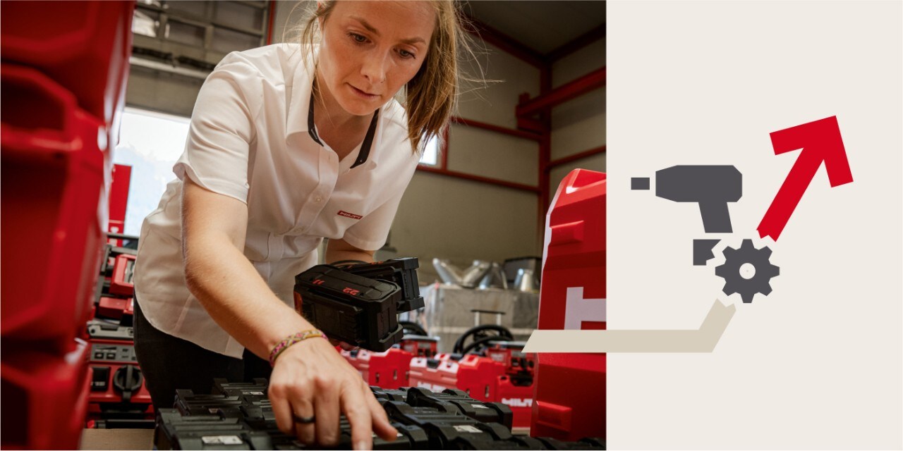 Eine Frau mit Hilti Shirt, die im Werkzeuglager zwischen Nuron Geräten und roten Hilti Koffern etwas heraussucht, daneben ein Icon für mehr Produktivität in der Werkzeugverwaltung.