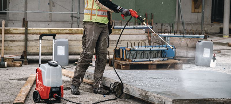 LS 15-22 Akku-Sprühgerät Akkubetriebenes Sprühgerät mit 4-Gallonen- bzw-15-Liter-Tank, zum Sprühen von Trennöl oder Wasser für das Binden von Baustaub (Nuron-Batterieplattform) Anwendungen 1